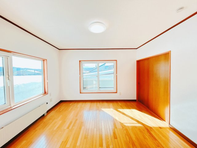 【洋室】 | 紋別郡遠軽町岩見通北１０丁目２－１　中古売家 | 【リフォーム中】2階10帖洋室です。クロス張替致します。