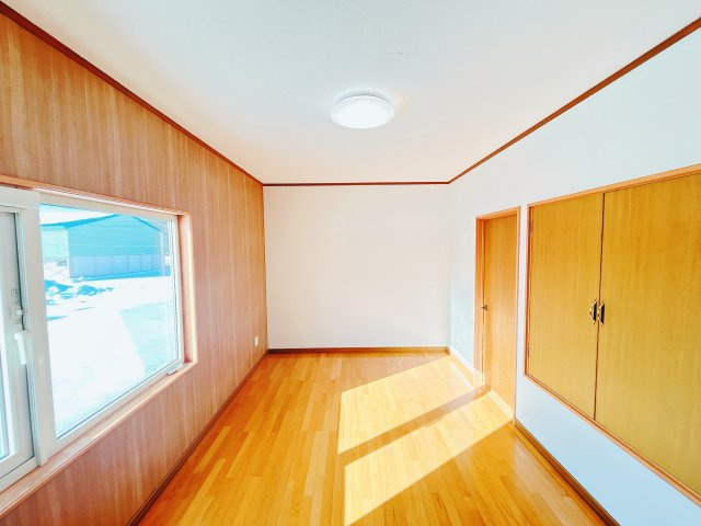【洋室】 | 紋別郡遠軽町岩見通北１０丁目２－１　中古売家 | 【リフォーム中】2階10帖洋室です。クロス張替致します。