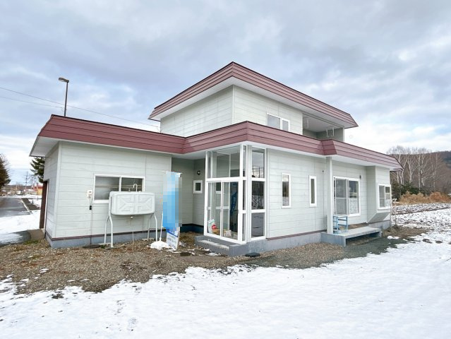 【外観】 | 紋別郡遠軽町岩見通北１０丁目２－１　中古売家 | 価格には消費税、リフォーム費用を含みます。