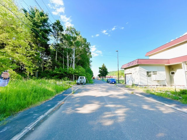 紋別郡遠軽町岩見通北１０丁目２－１　中古売家の前面道路含む現地写真|【前面道路】前面道路です。幅員8ｍなので駐車もしやすいですね。
