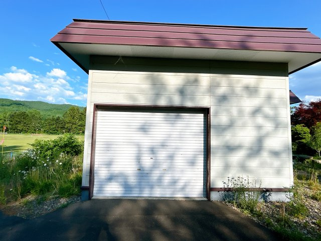 【駐車場】 | 紋別郡遠軽町岩見通北１０丁目２－１　中古売家 | 【現況】車庫外観です。
