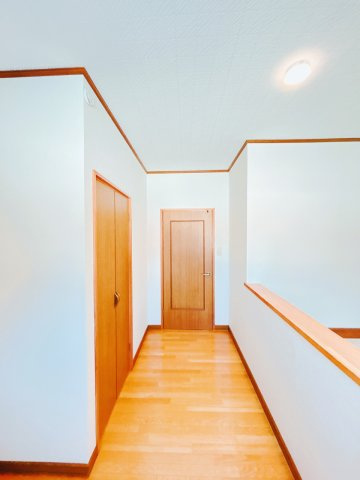 【その他共用部分】 | 紋別郡遠軽町岩見通北１０丁目２－１　中古売家 | 【リフォーム後】2階廊下です。クロス張替、天井塗装致しました。