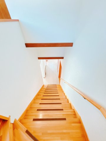 紋別郡遠軽町岩見通北１０丁目２－１　中古売家のその他共用部分|【リフォーム後】階段です。クリーニング致しました。