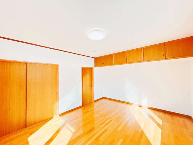 紋別郡遠軽町岩見通北１０丁目２－１　中古売家の洋室|【リフォーム後】２階10帖洋室別アングルです。