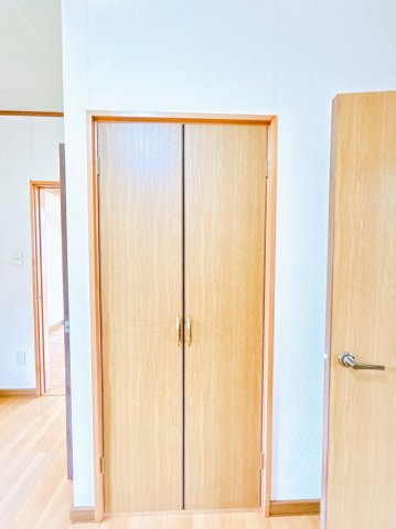 【収納】 | 紋別郡遠軽町岩見通北１０丁目２－１　中古売家 | 【リフォーム後】２階廊下収納です。クリーニング、クロス張替致しました。