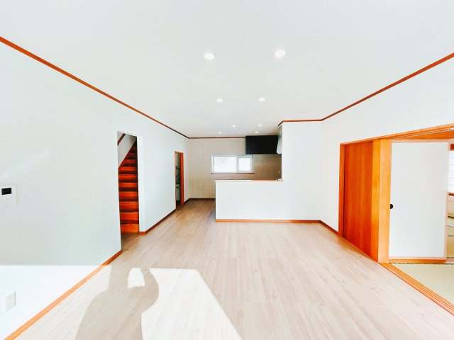 【居間・リビング】 | 紋別郡遠軽町岩見通北１０丁目２－１　中古売家 | 【リフォーム後】リビングです。対面キッチンへ変更致しました。フローリング重張、クロス張替、ダウンライト新設致しました。