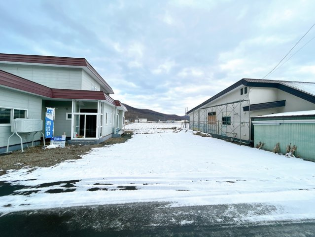 【外観】 | 紋別郡遠軽町岩見通北１０丁目２－１　中古売家 | 【リフォーム後】外観別アングルです。並列で3台、縦列であれば6台駐車できます。