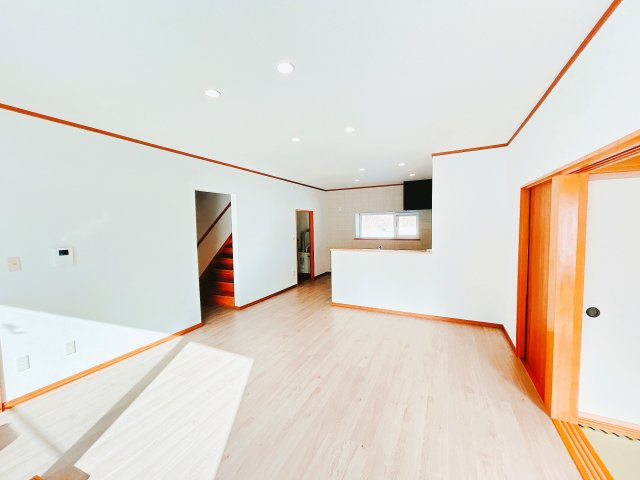 【居間・リビング】 | 紋別郡遠軽町岩見通北１０丁目２－１　中古売家 | 【現況】リビング別アングルです。