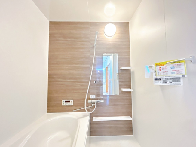 【浴室】 | 紋別郡遠軽町岩見通北１０丁目２－１　中古売家 | 【同仕様写真】お風呂写真です。こちらはLIXIL製の1坪サイズのユニットバスへ新品交換いたします。追い焚き機能も付きますので経済的ですね。