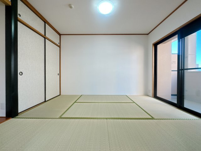 【和室】 | エバーライフ春日公園☆仲介手数料無料☆ | 可動間仕切りは、ときに広く使ったり、区切って使ったりと選ぶ自由が持てるんです♪リビングと一体で使うともっと広々♪