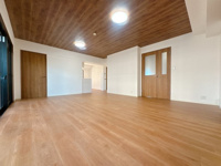 【居間・リビング】 | エバーライフ春日公園☆仲介手数料無料☆ | 景観を望みながらお部屋でくつろぐのがおすすめの過ごし方です♪家族との時間、自分の時間共に大切にできる空間がここにあります。