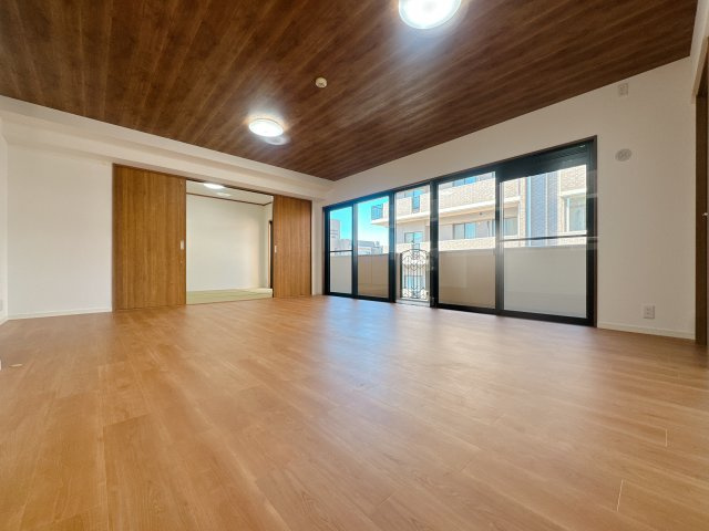 【居間・リビング】 | エバーライフ春日公園☆仲介手数料無料☆ | ゆっくりくつろげるLDKは大きな窓からたっぷりの日差しが取り込める心地の良い空間。日中は明かりが無くても過ごせます。