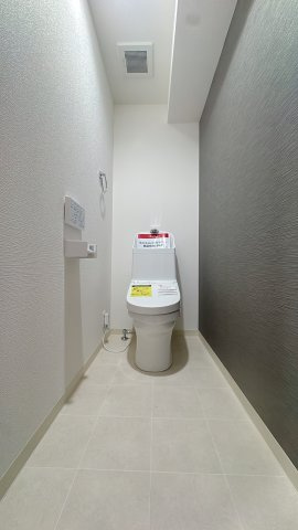 【トイレ】 | エバーライフ春日公園☆仲介手数料無料☆ | 手洗い一体型のトイレは節水効果があり、環境にもお財布にも優しい人気のタイプです。もちろんウォシュレット機能も完備しています。