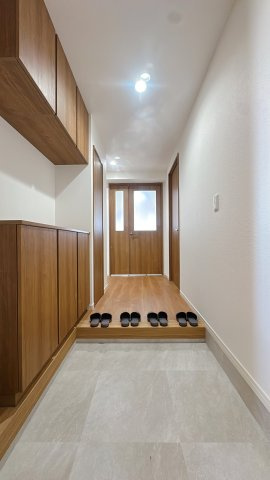 【玄関】 | エバーライフ春日公園☆仲介手数料無料☆ | 玄関は光沢のある床材で、汚れもとても落としやすい。こういうちょっとした気遣いが長く住むと効いてくるんです。