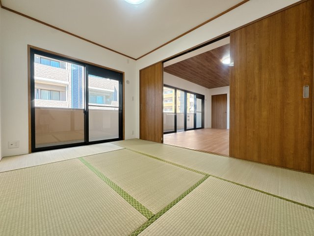【和室】 | エバーライフ春日公園☆仲介手数料無料☆ | 落ち着いた雰囲気の和室は、客間やお子様のプレイスペースとしても最適。畳の香りに癒やされるひとときを。