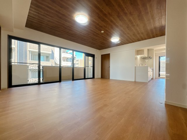 【居間・リビング】 | エバーライフ春日公園☆仲介手数料無料☆ | リフォーム物件☆周辺平坦で過ごしやすい立地です☆