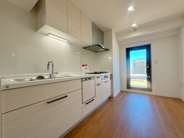 【キッチン】 | エバーライフ春日公園☆仲介手数料無料☆ | 機能性とデザイン性を両立させた、リノベーション物件ならではの素敵なキッチン。立ってみるとそれがよく分かります♪