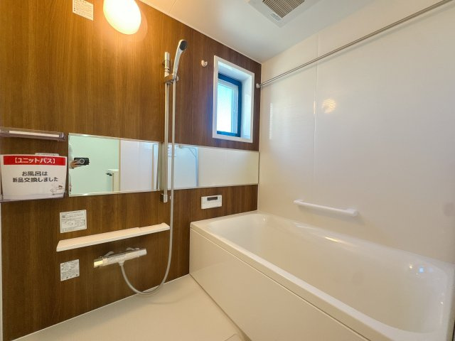 【浴室】 | エバーライフ春日公園☆仲介手数料無料☆ | お風呂にも窓完備、無いより有る方が断然にいいですね！なぜなら、明るく、開放的で、何よりカビが発生しづらいです。