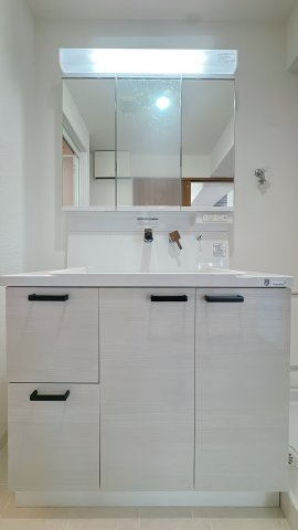 【独立洗面台】 | エバーライフ春日公園☆仲介手数料無料☆ | １日の始まりを迎える、この場所。大きな鏡と明るい照明が、眠たい朝も優しく包みます。
シャンプードレッサー仕様で、落ちた髪の毛を流すのもラクチン♪