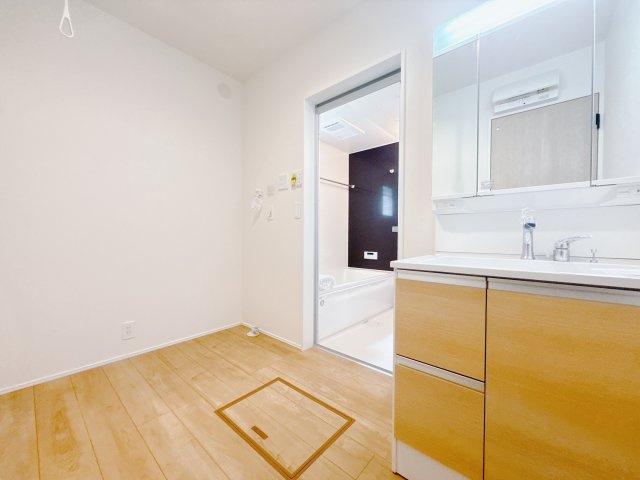 【新築戸建】高崎市日光町24-1期の独立洗面台|通常より広いタイプの洗面所になっています。のびのびと使える洗面所には寒い冬にストーブをおいても邪魔になりません♪