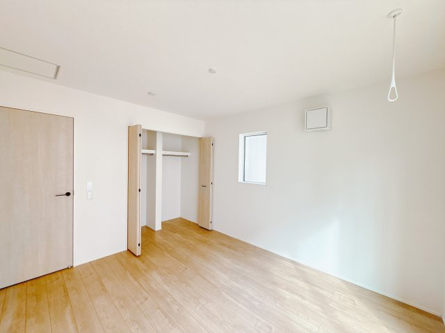 【新築戸建】高崎市日光町24-1期の洋室|ママ友が来ても子供達には子供部屋で遊んでいてもらうことができます。ママ達はリビングで楽しくおしゃべりに華を咲かせながら気兼ねなく盛り上がれます♪