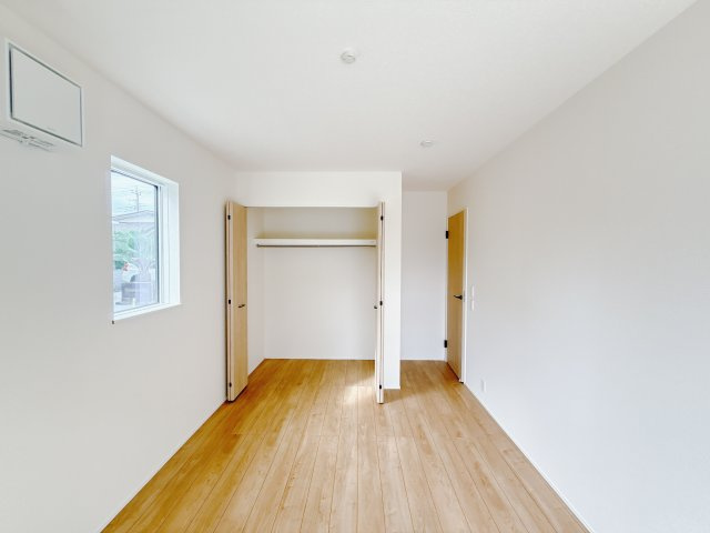 【新築戸建】高崎市日光町24-1期の洋室|お子様にとって初めての「自分だけのお部屋」。どんなお部屋にするのか楽しみになりますね♪こちらのお部屋は洋室になっているので、もし汚してしまっても簡単にお掃除できるので助かります。