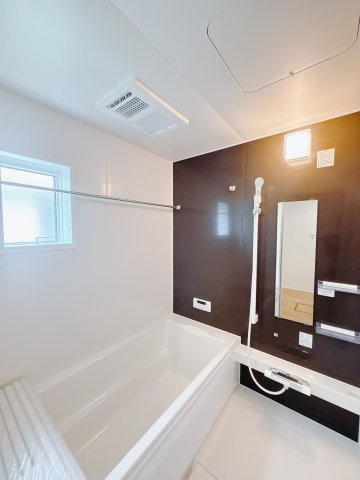 【新築戸建】高崎市日光町24-1期の浴室|1日の疲れを癒せるお風呂♪足がのばせるほど広いお風呂にはエコベンチも搭載！小さいお子様を座らせれば一緒にお風呂へ入っても安心。浴室暖房乾燥機付きなので洗濯物も乾かせます。