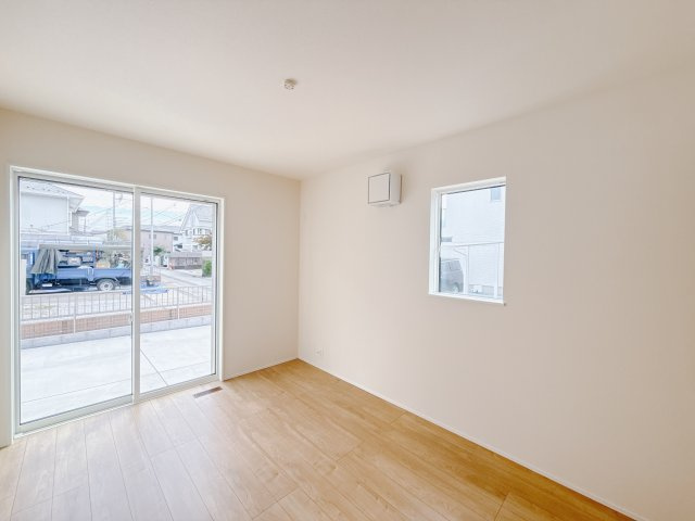 【新築戸建】高崎市日光町24-1期の洋室|「今日も一日お疲れ様」とご夫婦でゆったりくつろげる寝室。毎日の家事やお仕事に疲れた日はフカフカのベットで癒されてください。テレビや本棚をおいても快適な広さなのが自慢のお部屋です♪