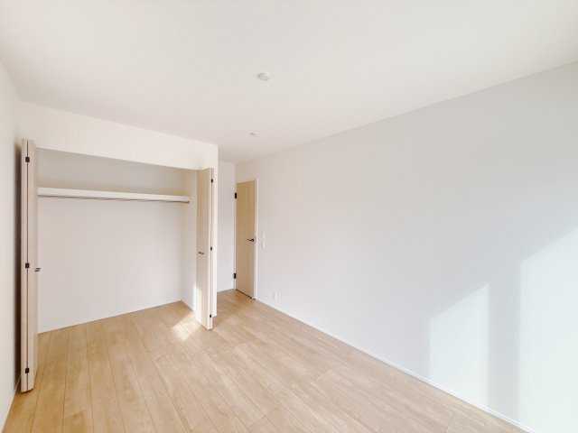 【新築戸建】高崎市日光町24-1期の洋室|広い寝室ならインテリアも自由自在にお楽しみいただけます♪お外から帰ってきた後は寝室でゆっくり自分の時間をお過ごしください。