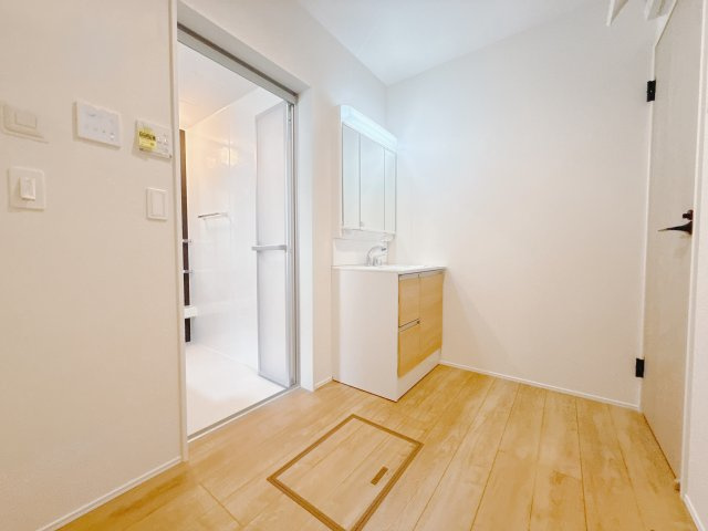 【新築戸建】高崎市日光町24-1期の独立洗面台|ゆとりのある洗面脱衣室ではお子様と並んで歯磨きもできるので一緒に成長を楽しめます♪広い空間なのですれ違うのもぶつかる心配がなく、ストレスフリー♪