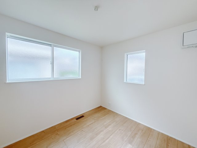 【新築戸建】高崎市日光町24-1期の洋室|ダブルベッドを置いても充分な広さを2Ｆのお部屋に設けております。お子様と家族みんなで寝るのも夢じゃありません♪窓からは光が差し込むので日中でも明るいお部屋です。