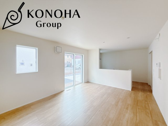 【新築戸建】高崎市日光町24-1期の居間・リビング|ポカポカ日向ぼっこをしながらお昼寝をするのもいいですね♪明るいリビングに気分も晴れやかに♪