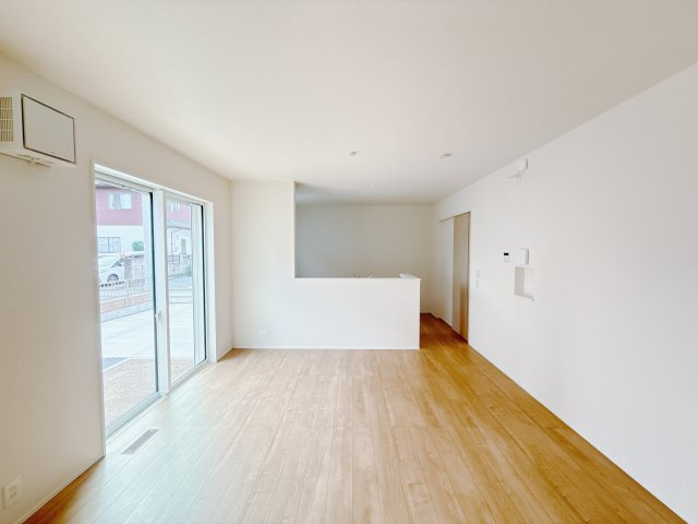 【新築戸建】高崎市日光町24-1期の居間・リビング|これから長く住むお家のリビングには毎日気持ちのいい日差しが差し込みます。ポカポカ日向ぼっこをしながらお昼寝をするのもいいですね♪明るいリビングに気分も晴れやかに♪