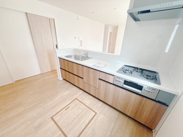 【新築戸建】高崎市日光町24-1期のキッチン|お料理をしながらお部屋を見渡せることができる対面キッチンを採用。コミュニケーションがとりやすく、家族の絆が深まります。今日の出来事をおしゃべりしながら楽しい時間をお過ごしください♪