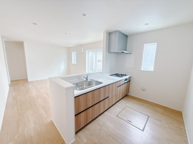 【新築戸建】高崎市日光町24-1期のキッチン|お料理ができたら「これ運んで～♪」と手渡しが出来ます。対面キッチンなのでリビングと一体感があり、広々とした空間の中で楽しく食事やお菓子作りが出来ますね♪