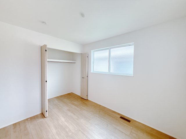 【新築戸建】高崎市日光町24-1期の洋室|広い寝室ならインテリアも自由自在にお楽しみいただけます♪お外から帰ってきた後は寝室でゆっくり自分の時間をお過ごしください。