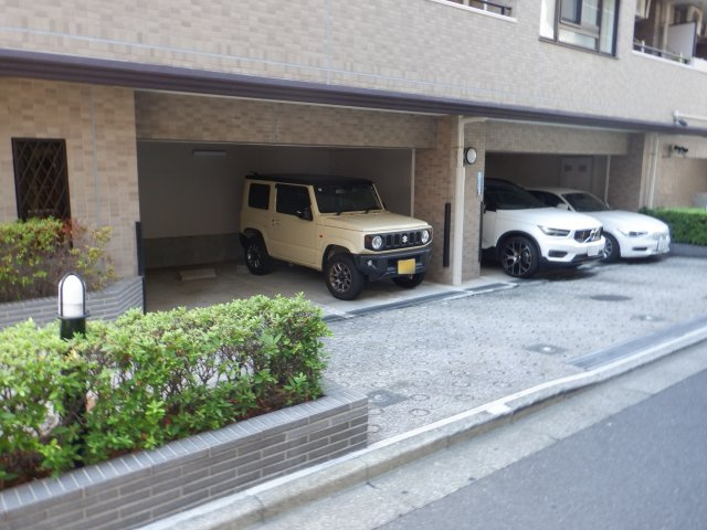 ライオンズマンション麻布十番南の駐車場