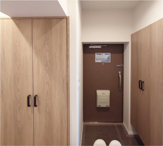 富岡シーサイドコーポＭ棟の玄関|廊下にも収納がたっぷりです