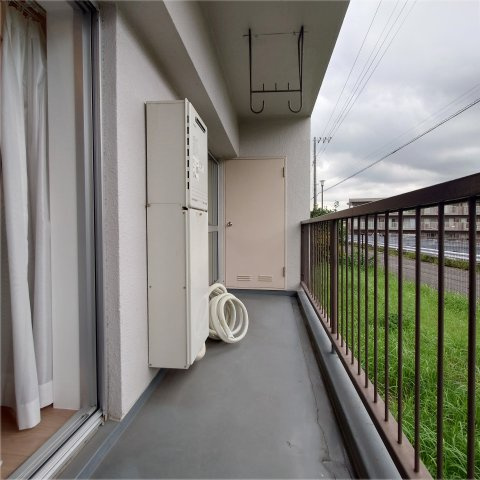 富岡シーサイドコーポＭ棟のバルコニー|バルコニー物置がございます　アウトドアグッズなどの収納にいかがでしょうか