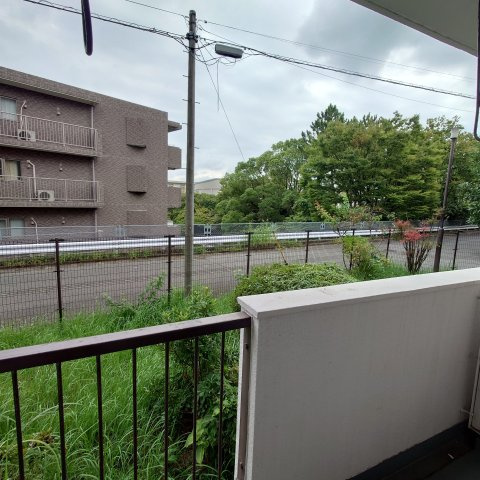 富岡シーサイドコーポＭ棟の展望|バルコニー前面の道路の右奥には公園もあり落ち着いた環境です