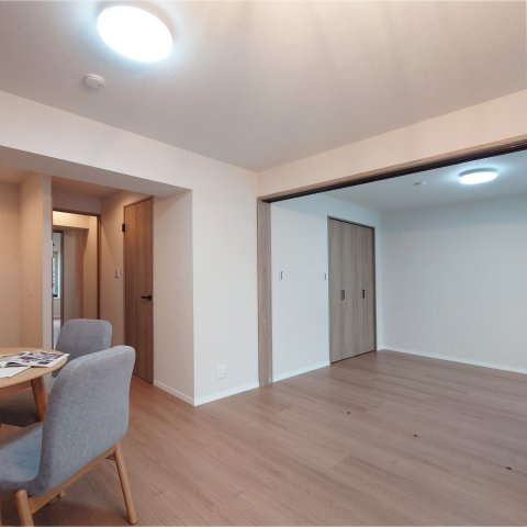 富岡シーサイドコーポＭ棟の居間・リビング