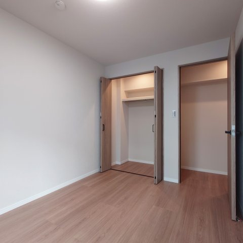 富岡シーサイドコーポＭ棟の寝室|各居室にクローゼットがございます