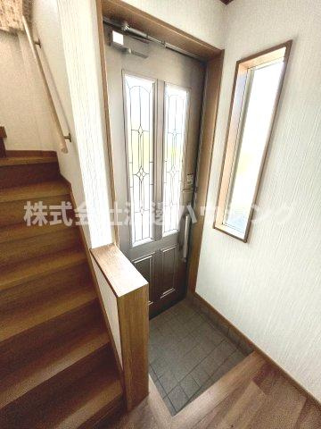 中津町一戸建の玄関