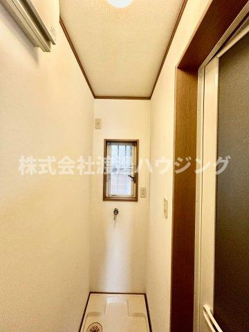 中津町一戸建のその他|脱衣場に窓