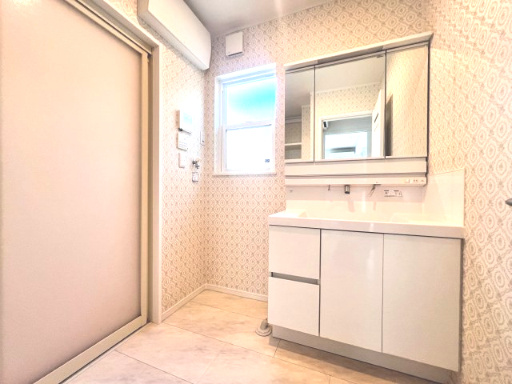 福島県郡山市田村町東山　中古戸建ての独立洗面台|白を基調とした、明るく清潔な洗面スペース♪