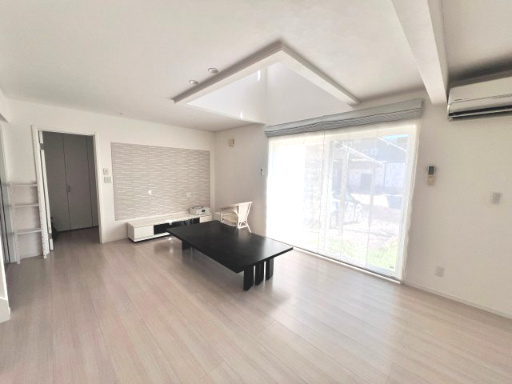 福島県郡山市田村町東山　中古戸建ての居間・リビング|おしゃれなリビングです♪