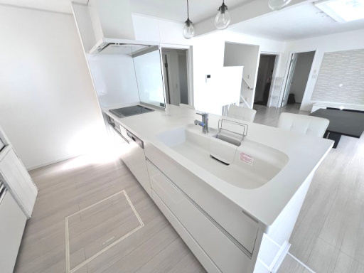 福島県郡山市田村町東山　中古戸建てのキッチン|キッチン空間から広がる、あたたかみのある落ち着いたリビング空間♪