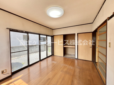 【居間・リビング】 | 沼津市大塚 中古戸建て | 約7.4帖のリビングです