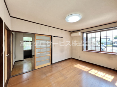 【居間・リビング】 | 沼津市大塚 中古戸建て | ゆったり過ごせるリビングです