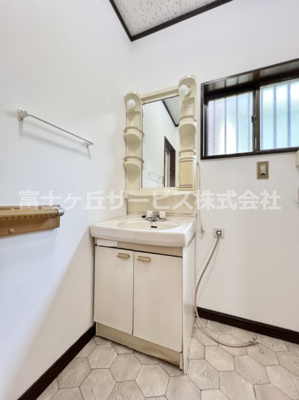 【独立洗面台】 | 沼津市大塚 中古戸建て | 朝の身支度には欠かせない独立洗面化粧台
